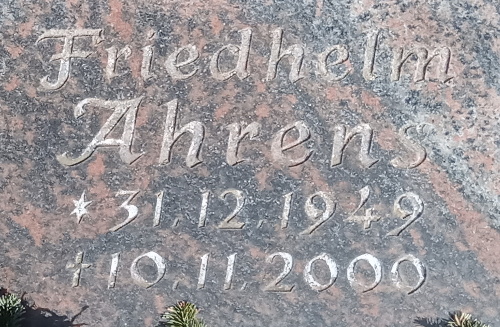 Grabstein von Friedhelm Ahrens in Esbeck